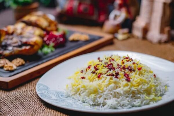 Traditional Turkish cuşcuş dish with fresh vegetables